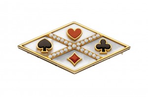 “Playing Card” brooch, ca. 1975. Gold with mother-of pearl, coral, onyx, and diamonds. Bulgari Heritage Collection, inv. 5070 P113 © Antonio Barrella Studio Orizzonte