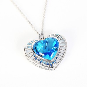Heart-shaped blue topaz pendant in 18-carat white gold.