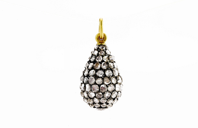 Sotheby’s anticipates that this diamond-set Fabergé egg pendant will attract a bid of upwards of $12,000. Photos courtesy Sotheby’s.