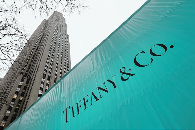 The new Tiffany street-front store in Boston uses several archival motifs from its New York Fifth Avenue store such as the classic Tiffany blue. Photo courtesy Tiffany & Co. 