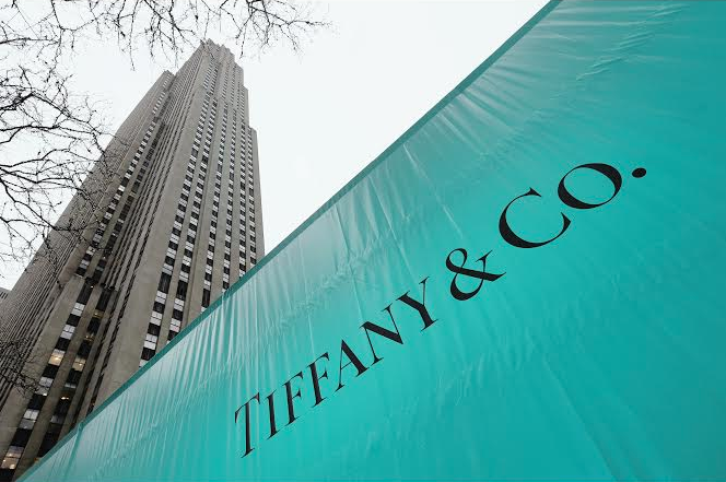 The new Tiffany street-front store in Boston uses several archival motifs from its New York Fifth Avenue store such as the classic Tiffany blue. Photo courtesy Tiffany & Co.