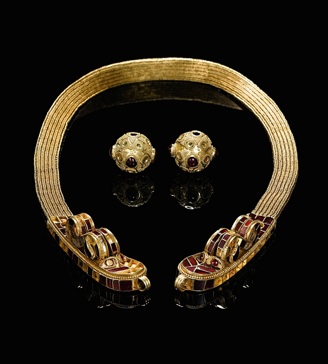 Royal collar and beads. The length of the collar would have encircled the neck and rested on the upper chest section.  Each dragon has a ribbed loop in its mouth to tie the ends together. Photos courtesy Sotheby's.