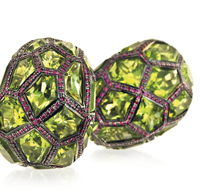  Fancy-cut peridot is made more magnificent when surrounded by a ruby-set honeycomb design in this pair of earrings by De Grisogono, which will go under the hammer on January 21. Photos © Christie’s Images Limited 2015.