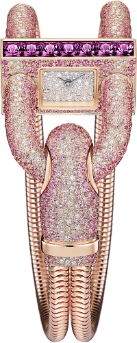 The Cadenas Pavée Saphirs Roses Bracelet Or exudes femininity with pink sapphires and diamonds set on a pink gold base. 