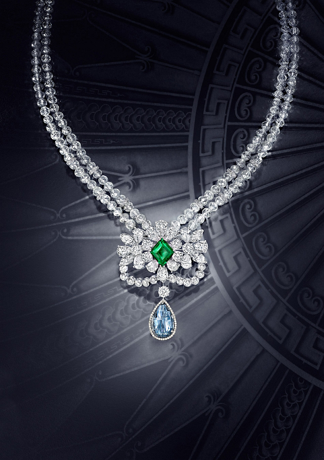 Graff's Le Collier Bleu de Rêve can be worn as a necklace or a brooch, its magnificent emerald and fancy vivd blue diamond remaining the focus of each. Photo courtesy TEFAF. 