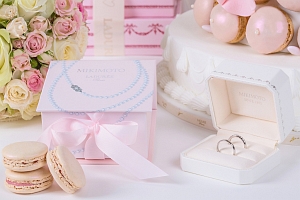 The eight-piece box includes a pink ribbon and a pearl necklace. 
