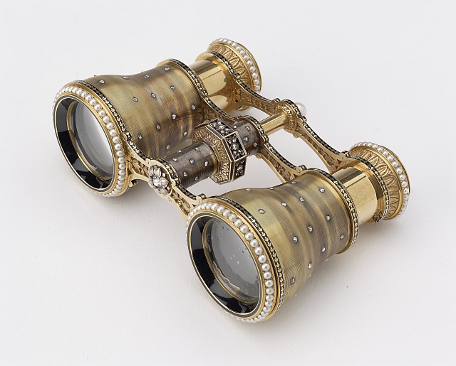 These Tiffany & Co. gold, diamond and pearl opera glasses belonged to King George V and Queen Mary, 1893. Photos courtesy Royal Collection Trust / copyright Her Majesty Queen Elizabeth II 2015.
