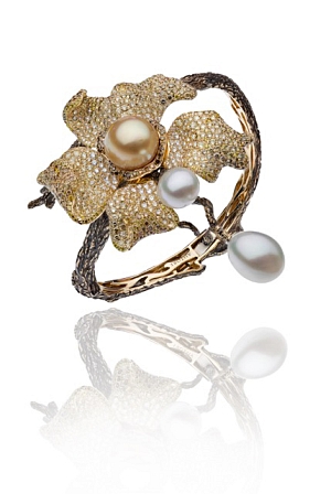 Inspired by the orange blossom orchid, this cuff perfectly highlights the exotic nature of orchids.