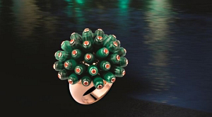 Pink gold, malachite and fire opals are used in this unique ring from Le Festif de Cartier theme. 