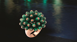 Pink gold, malachite and fire opals are used in this unique ring from Le Festif de Cartier theme. 