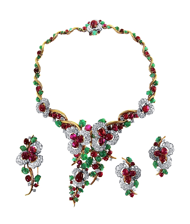 Dealer J.S. Fearnley plans to wow at The New York Antique Jewelry & Watch Show with offerings like this cabochon Burma ruby, emerald, and diamond suite by Mauboussin. Photos courtesy U.S. Antique Shows.