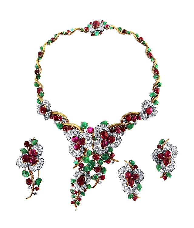 Dealer J.S. Fearnley plans to wow at The New York Antique Jewelry & Watch Show with offerings like this cabochon Burma ruby, emerald, and diamond suite by Mauboussin. Photos courtesy U.S. Antique Shows. 