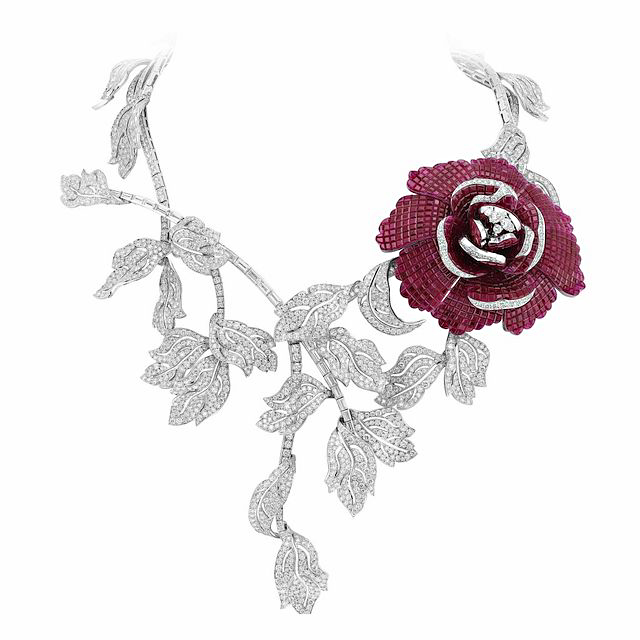 The necklace’s detachable peony clip boasts Mystery Set rubies and diamonds, a Van Cleef & Arpels signature. Photo courtesy Jewellery Arabia. 