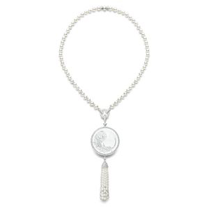 Crafted from striking white gold and nearly 140 cultured pearls, the Plume de Paon medallion necklace leaves a lasting impression. 